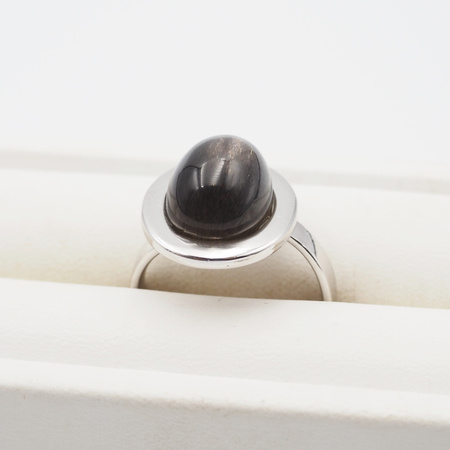 Pierścionek regulowany z owalnym Kamieniem Słonecznym w srebrze rodowanym.