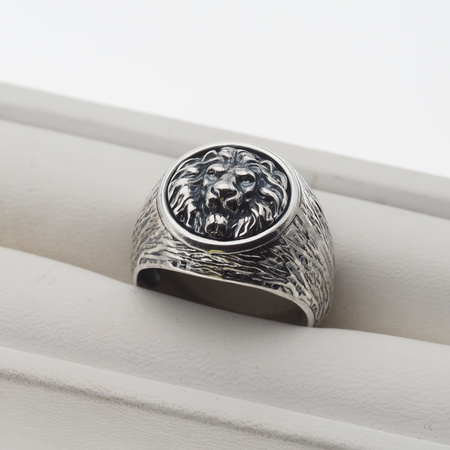 Sygnet lew - srebro oksydowane (rozmiar 17 lub 20)