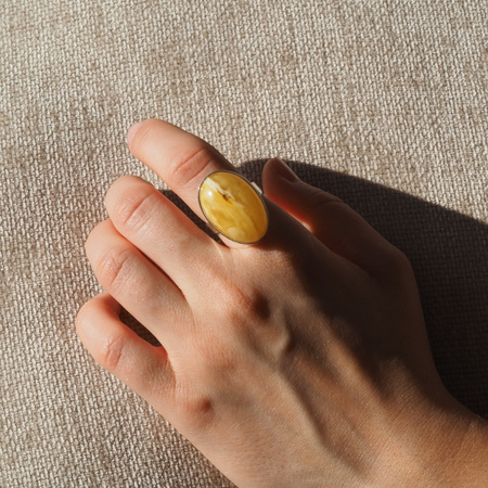 Pierścionek regulowany - Mleczny Bursztyn owal w srebrze