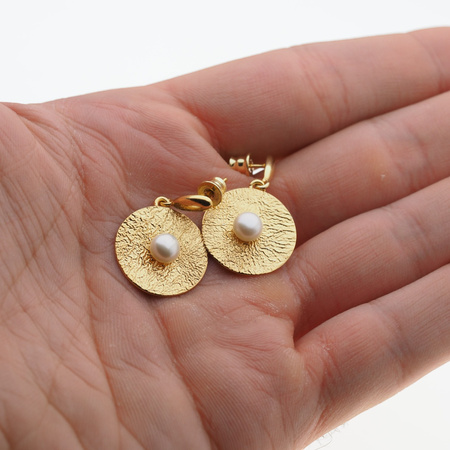 Kolczyki z białymi Perłami w młotkowanym srebrze złoconym