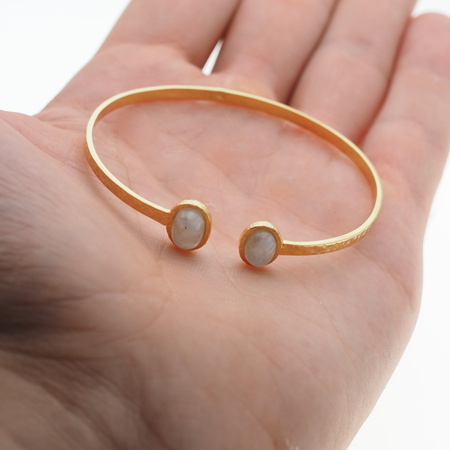 Bransoletka sztywna - owalny Kamień Księżycowy w młotkowanym srebrze złoconym