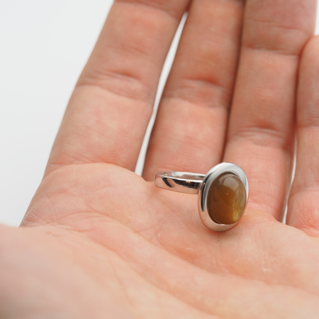 Pierścionek regulowany z owalnym Kamieniem Słonecznym w srebrze rodowanym.