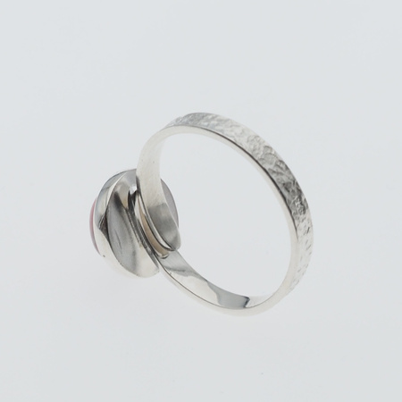 Pierścionek regulowany z okrągłym Rodochrozytem w srebrze młotkowanym