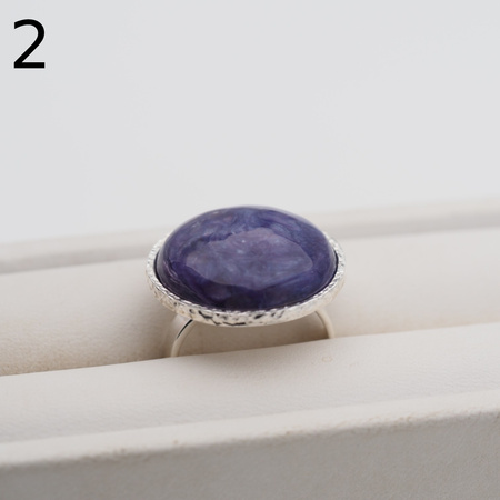 Pierścionek regulowany z okrągłym Czaroitem w srebrze młotkowanym