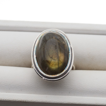 Pierścionek z owalnym Labradorytem w srebrze oksdowanym.