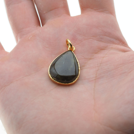 Zawieszka z Granatem Zielonym w złoconym srebrze młotkowanym