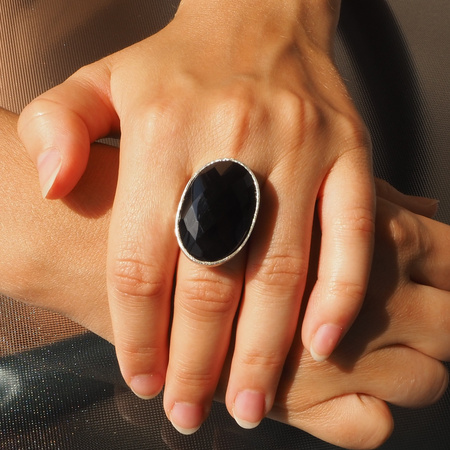 Pierścionek regulowany z owalnym Onyksem fasetowanym w srebrze młotkowanym