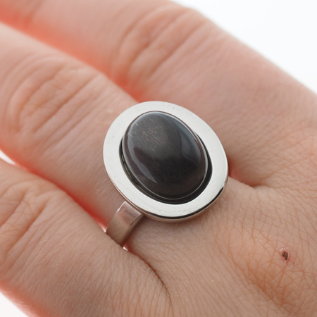 Pierścionek regulowany z owalnym Kamieniem Słonecznym w srebrze rodowanym.