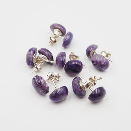 Kolczyki sztyfty z owalnymi czaroitami w srebrze.