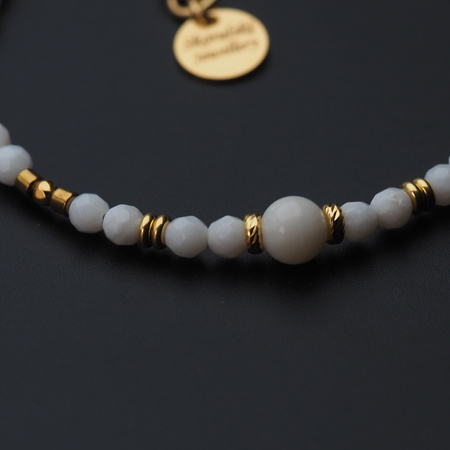 Bransoletka z białym Koralem i Hematytem – srebro złocone 925