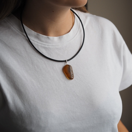 Naszyjnik  na rzemieniu - surowy Bursztyn