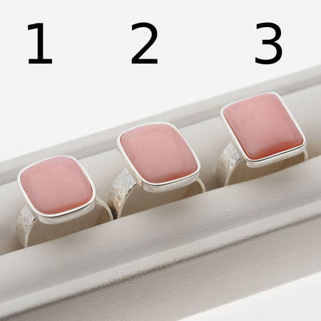 Pierścionek regulowany - Opal Różowy prostokąt w srebrze młotkowanym