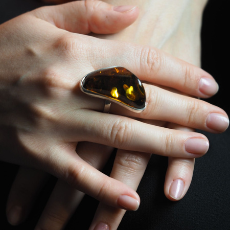 Pierścionek z Bursztynem Zielonym w srebrze
