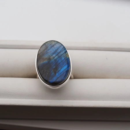 Pierścionek z Labradorytem w srebrze