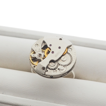 Pierścionek regulowany z mechanizmem zegarka w srebrze.