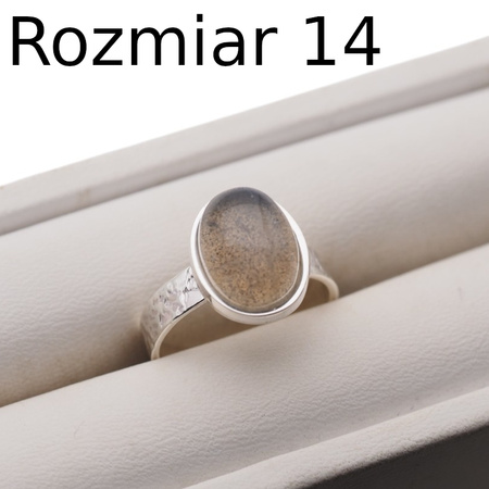 Pierścionek z Labradorytem owalnym w srebrze młotkowanym