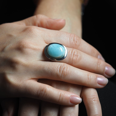 Pierścionek regulowany z owalnym Larimarem w srebrze rodowanym