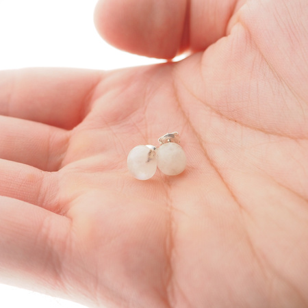 Kolczyki sztyfty z owalnym Kamieniem Księżycowym w srebrze.