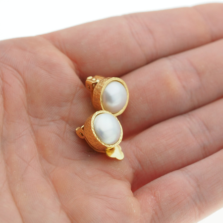 Klipsy - Perły białe koło 10 mm w złoconym srebrze młotkowanym