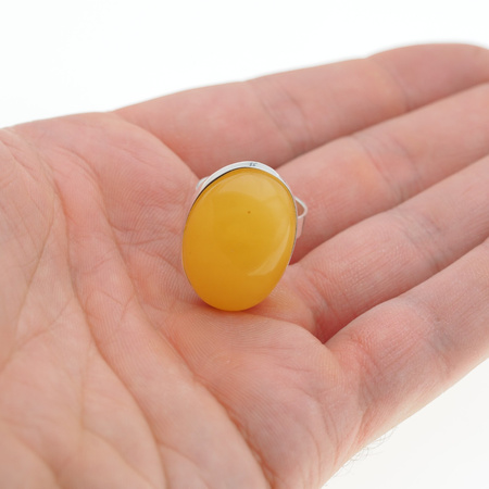 Pierścionek- Mleczny Bursztyn owalny w srebrze