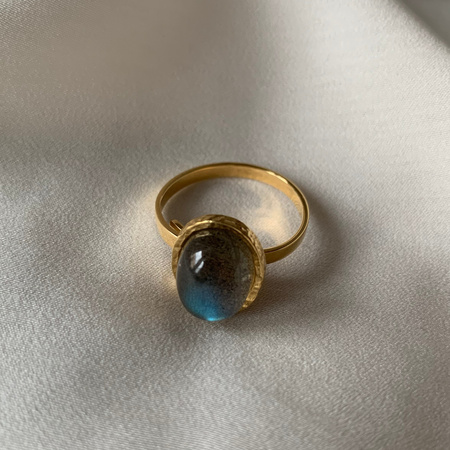 Pierścionek z Labradorytem owalnym w złoconym srebrze młotkowanym