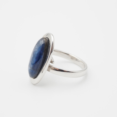 Pierścionek regulowany z owalnym Kyanitem w srebrze rodowanym.