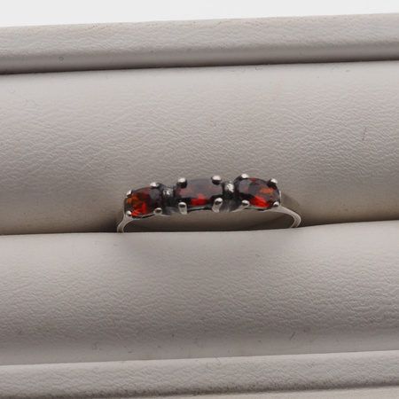 Pierścionek z Granatem w srebrze oksydowanym