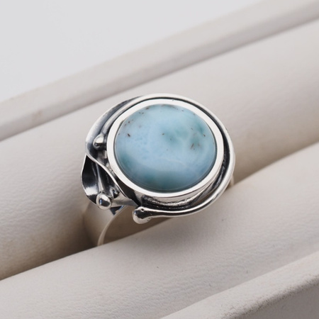 Pierścionek regulowany z okrąłym Larimarem w srebrze oksydowanym z liściem