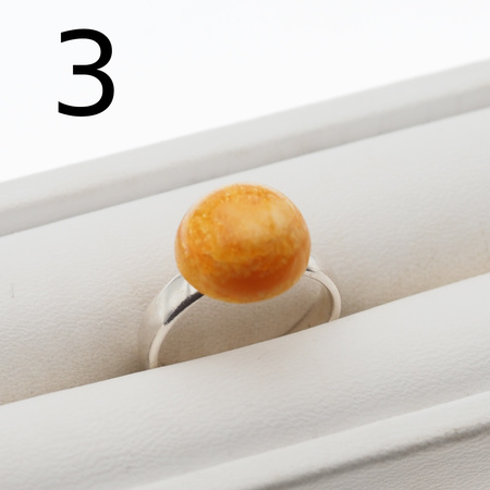 Pierścionek regulowany z okrągłym Bursztynem Mlecznym w srebrze