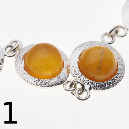 Bransoletka - mleczny bursztyn okrągły i srebro młotkowane