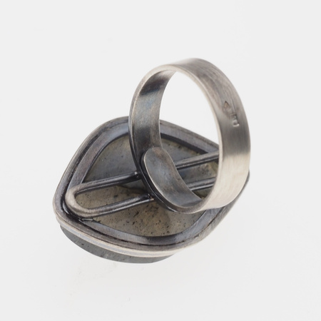 Pierścionek regulowany z Labradorytem w srebrze oksdowanym.