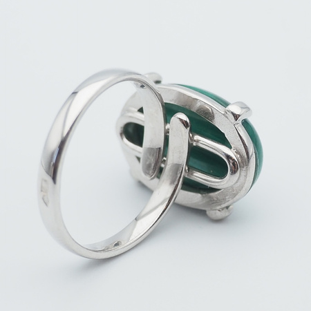 Pierścionek regulowany z owalnym Malachitem w srebrze rodowanym.