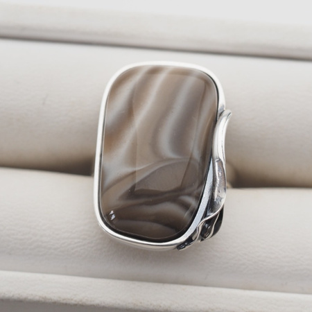 Pierścionek regulowany z owalnym Krzemieniem Pasiastym w srebrze 