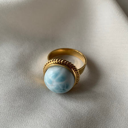 Pierścionek regulowany - okrągły Larimar w srebrze złoconym