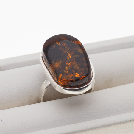Pierścionek z prostokątnym Bursztynem Koniakowym w srebrze