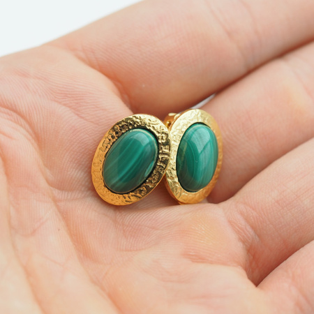 Klipsy - Malachit owalny w młotkowanym srebrze złoconym