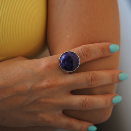 Pierścionek regulowany z okrągłym Czaroitem w srebrze młotkowanym