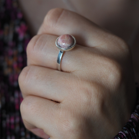 Pierścionek regulowany z okrągłym Rodochrozytem w srebrze młotkowanym