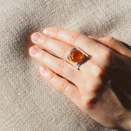 Pierścionek sygnet - Koniakowy Bursztyn fasetowany w srebrze (różne rozmiary)