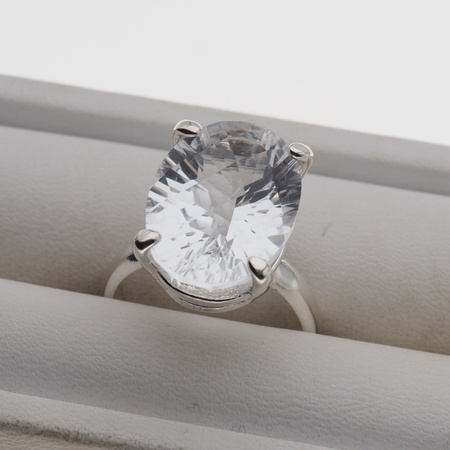 Pierścionek - Kryształ Górski owal (szlif diamentowy) w srebrze