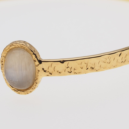 Bransoletka sztywna - owalny Kamień Księżycowy w młotkowanym srebrze złoconym