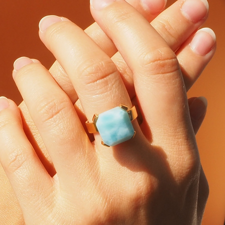 Pierścionek regulowany - kwadratowy Larimar w srebrze złoconym