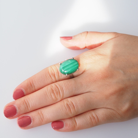 Pierścionek regulowany z owalnym Malachitem w srebrze rodowanym.
