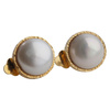Klipsy - Perły białe koło 10 mm w złoconym srebrze młotkowanym