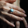 Pierścionek regulowany z okrągłym Larimarem w srebrze młotkowanym