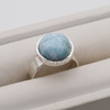 Pierścionek regulowany z okrągłym Larimarem w srebrze młotkowanym