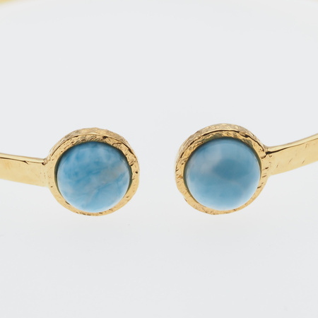 Bransoletka sztywna z okrągłym Larimarem w młotkowanym srebrze złoconym