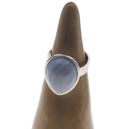 Pierścionek regulowany z Chalcedonem w srebrze młotkowanym