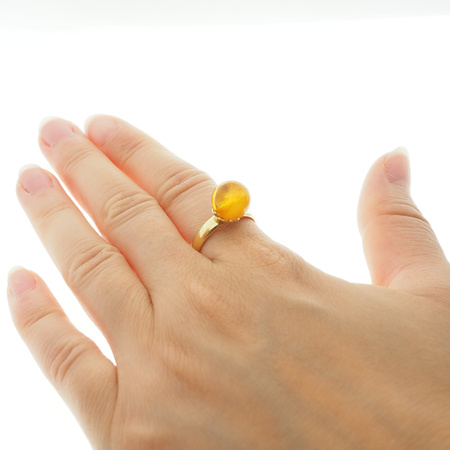 Pierścionek regulowany z Bursztynem Koniakowym - kulka w srebrze złoconym