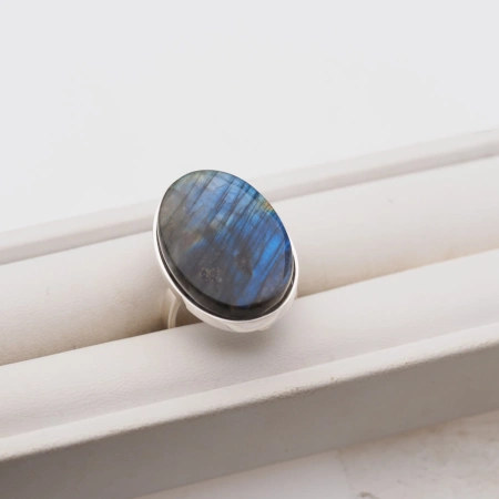 Pierścionek z Labradorytem w srebrze